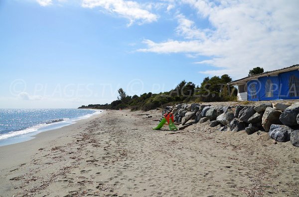 Paillote et plage de San Giuliano en Corse