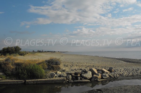 Ruisseau sur la plage de San Pellegrino