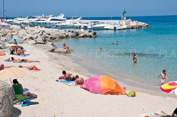 Plage à Lumio avec vue sur le port de Sant Ambrogio