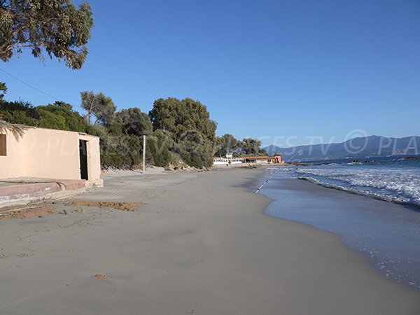 Vue sur les montagnes depuis la plage de Santa Lina à Ajaccio