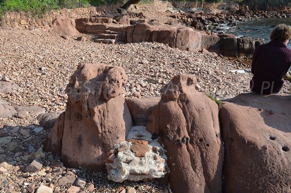 Poltrona nella roccia dalla spiaggia di Santa Lucia