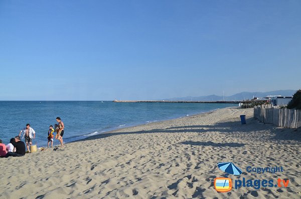 Plage du Sardinal avec vue la digue du port du Canet