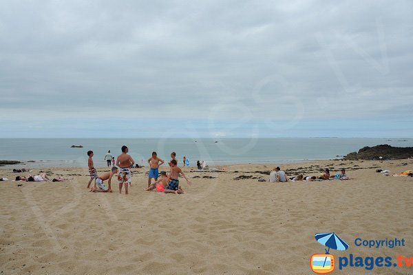 Belle crique de sable à Cancale