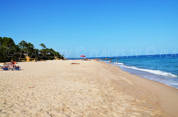 Extrémité de la plage de Scaffa Rossa avec quelques rochers