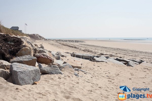 Plage avec poste de secours à Porbail