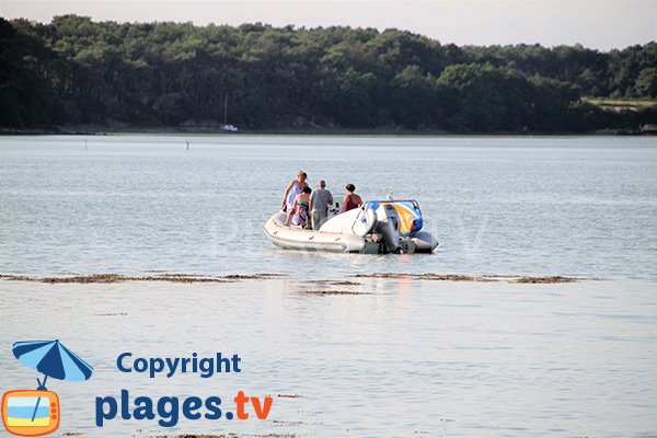 Zodiac sur la plage des 7 iles - Baden