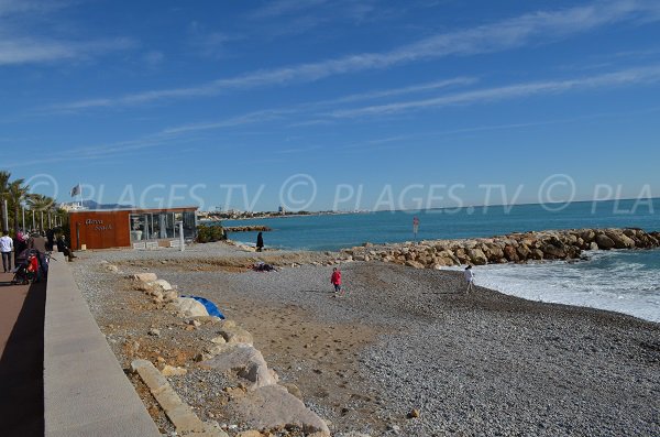 Plage de la Serre entre les deux plages privées