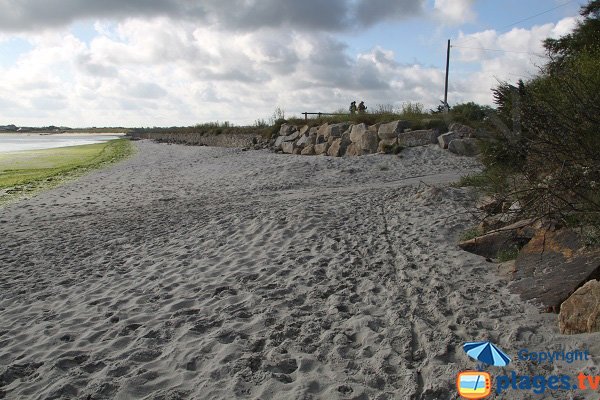 Enrochement autour de la plage de Skeiz - Guissény