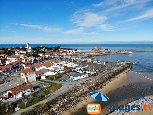 Vue sur Ciboure depuis la plage de Socoa