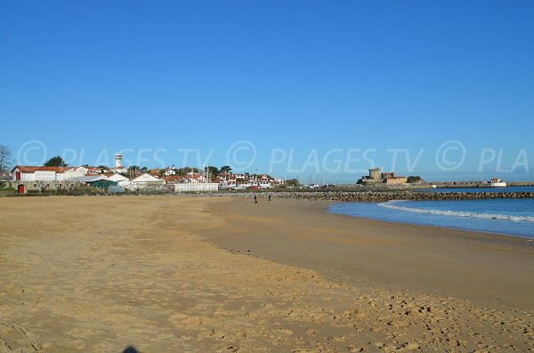 Plage de sable de Socoa face à cette petite station balnéaire basque