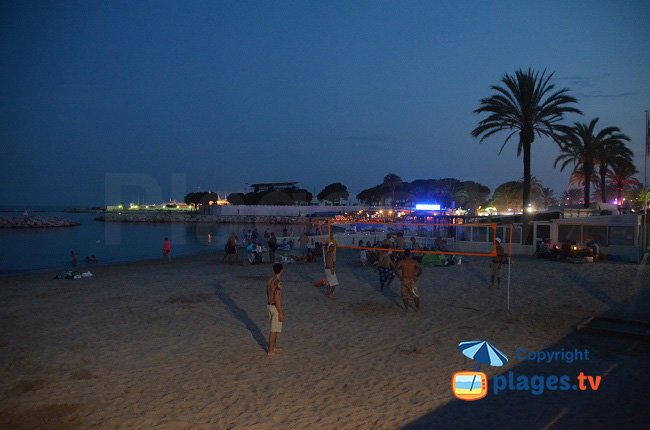 Plage du Midi le soir en été - Golfe-Juan