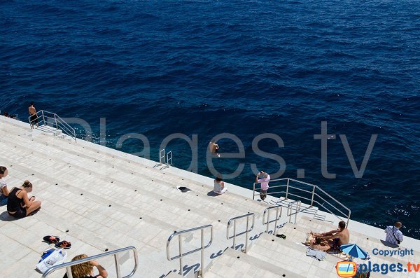 Plongeon dans la mer au niveau du solarium - Monaco