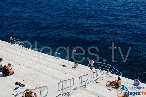 Plongeon dans la mer au niveau du solarium - Monaco