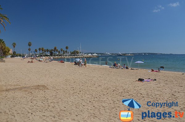 Grande plage publique à Golfe Juan avec du sable