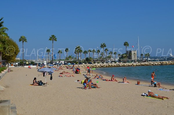 Plage publique de sable à Golfe Juan