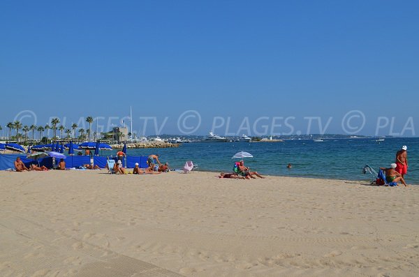 Plage privée avec vue sur le port de Golfe Juan