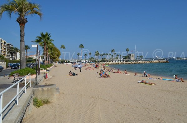 Blick auf die Promenade und den Strand Soleil von Golfe Juan