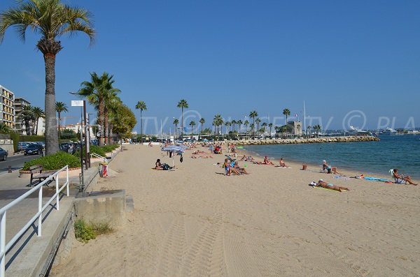 Vue sur la promenade et la plage du Soleil de Golfe Juan