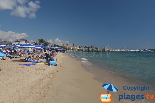 Restaurant on the Golfe Juan beach