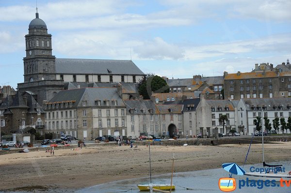 Plage de sable dans l'anse de Solidor à Saint Malo