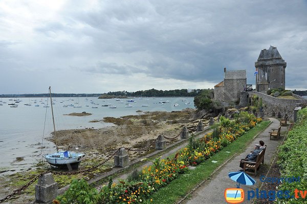 Tour de Solidor à côté du port