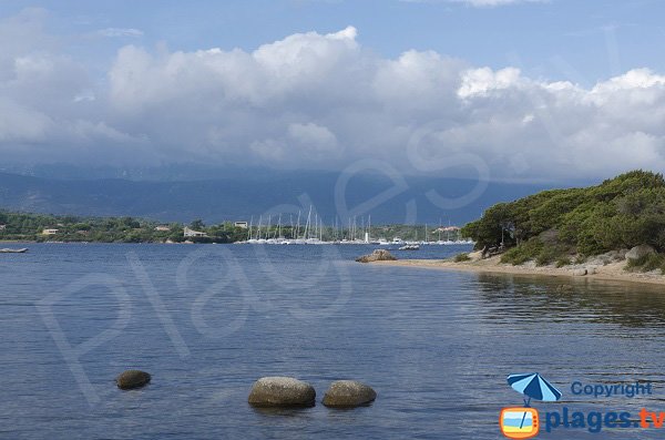 Plage de Soprane avec vue sur le golfe de Figari