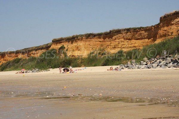 Vue sur les falaises de Pénestin depuis la plage de la Source