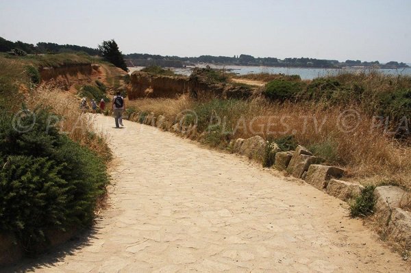Sentier d'accès à la plage de la source