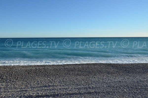 Große Kieselsteine am Strand des Sporting