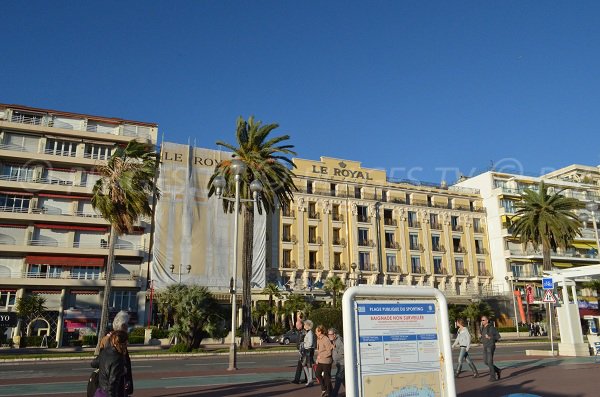 Le Royal hôtel est situé en face de la plage du Sporting