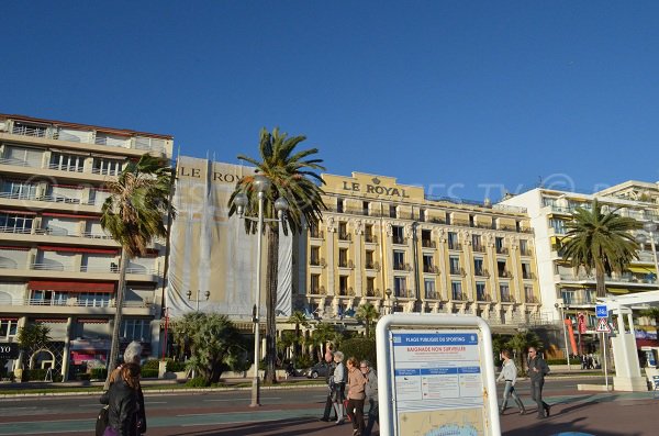 Das Royal Hotel befindet sich gegenüber dem Strand des Sporting