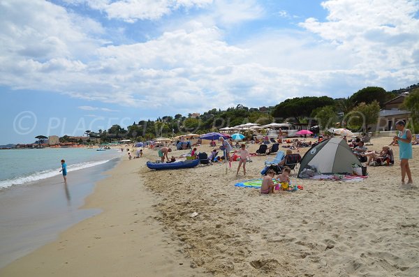 Plage de St Clair du Lavandou avec vue sur la pointe de Nard Viou