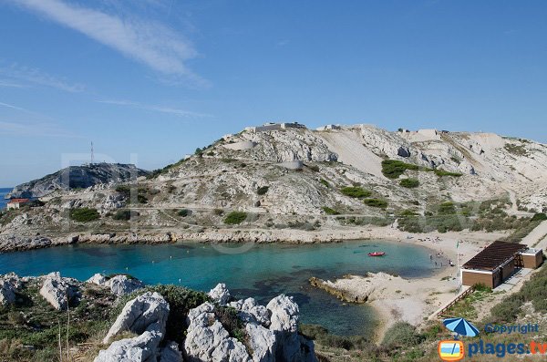 Calanque de St Estève avec vue sur le fort de Ratonneau