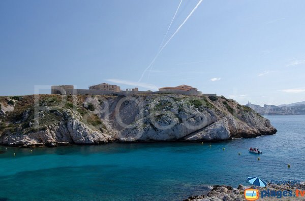 Hopital Caroline vue depuis la calanque de St Estève