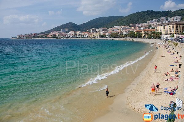 Vue sur la plage de Saint François et la ville d'Ajaccio