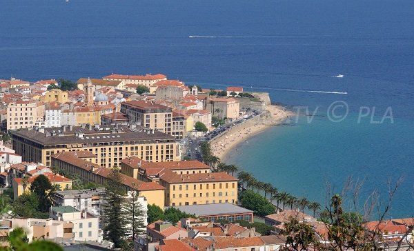 Vue globale de la plage en centre ville d'Ajaccio