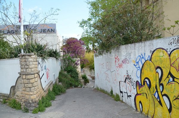 Zugangsweg zu den Stränden von St Jean de La Ciotat gegenüber der Schule