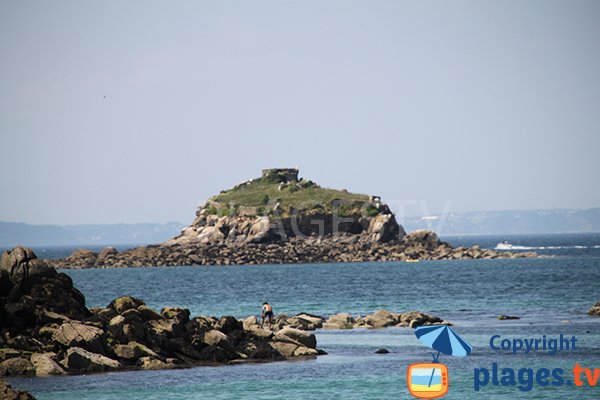 Ilot de Coulinec depuis la plage de St Jean