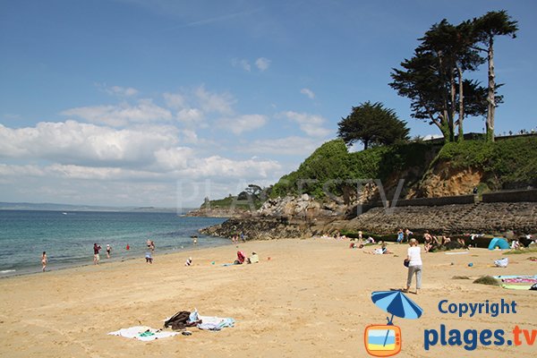 Crique familiale à Douarnenez en Bretagne