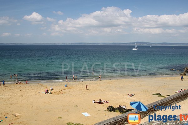 Plage avec du sable jaune à Douarnenez