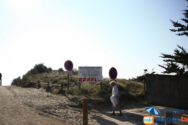 Access to the beach of Saint Jean - L'épine