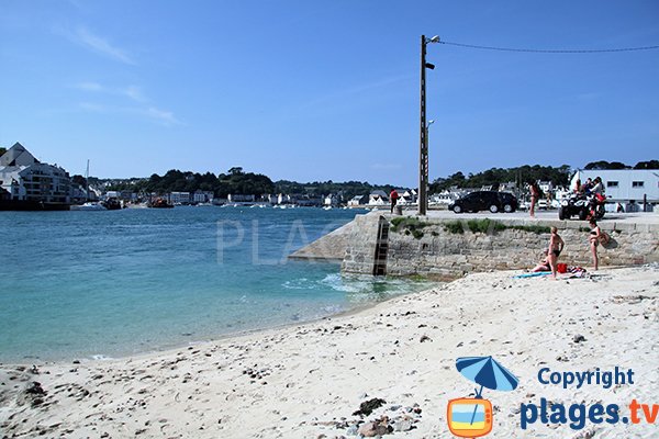 Plage à côté du port de Plouhinec dans le Finistère