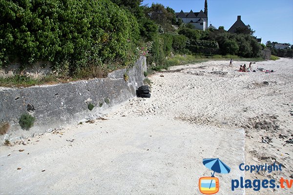 Cale de mise à l'eau de la plage au bord de la Goyen à Plouhinec