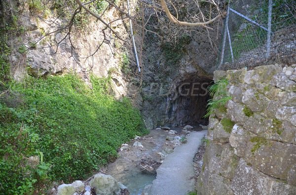 Tunnel of St Laurent d'Eze beach