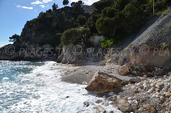 Plage de St Laurent d'Eze au niveau de la source