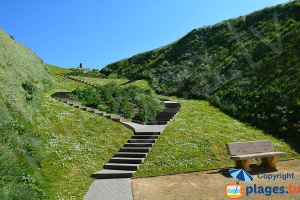 Escaliers d'accès à la plage de St Martin en Campagne