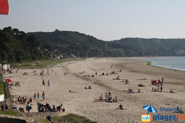 Plage de St Michel en Grève en été - Bretagne