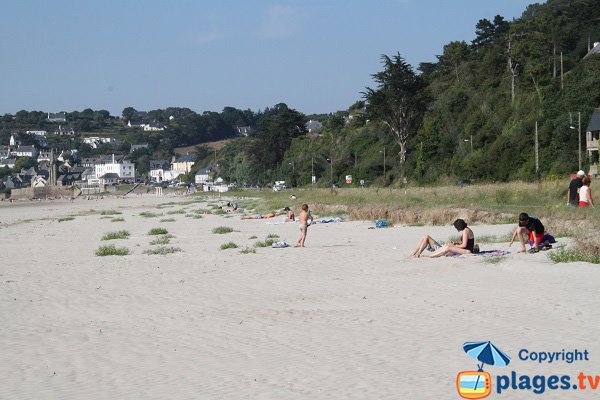 Vue sur le village de St Michel en Grève depuis la plage