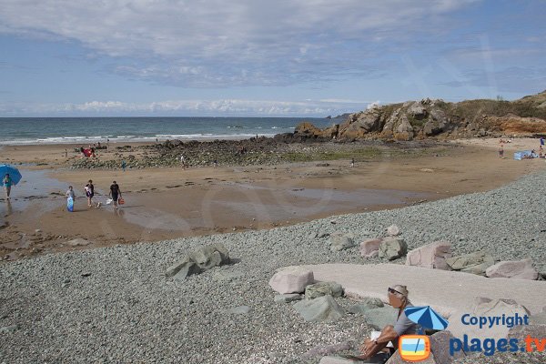 Galets et sable sur la plage de St Pabu