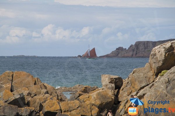 Climbing on the beach of Pabu - Erquy